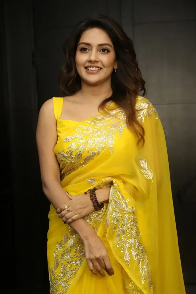 MALAYALAM ACTRESS MAHIMA NAMBIAR IMAGES IN YELLOW SAREE 18